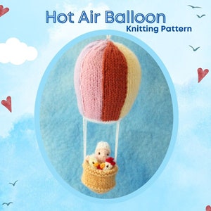 Könnte beinhalten: Ein gestrickter Heißluftballon in Rosa, Rot und Creme. Im Korb befinden sich ein Schaf und zwei Küken. Der Text "Hot Air Balloon Knitting Pattern" ist oben zu sehen.