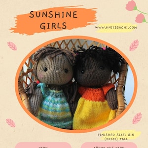 Può includere: Due bambole di lana, una con un vestito a righe verde e giallo e l'altra con un vestito arancione e giallo, sedute su una sedia di vimini. Le bambole sono alte 20 cm. Le bambole si chiamano "Sunshine Girls" e il sito web è www.knitsachi.com.