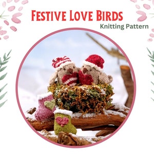 Può includere: Modello a maglia per due uccelli innamorati festivi che indossano cappelli a righe rosse e bianche e sono seduti in un nido. Gli uccelli tengono cuori rossi. Il modello si chiama "Festive Love Birds".