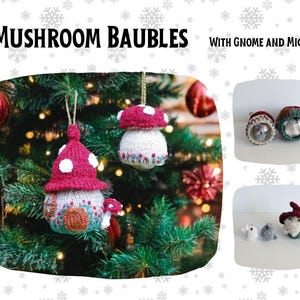 Puede incluir: Adornos navideños hechos a mano con forma de hongo con gorras rojas y blancas, lunares blancos y un diseño de casa de punto. La imagen también muestra un árbol de Navidad y adornos adicionales de gnomos y ratones. El texto dice "Mushroom Baubles with Gnome and Mice."