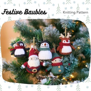 Op de afbeelding: Een verzameling handgemaakte kerstboomversieringen, waaronder een pinguïn, sneeuwman, kerstman, elf en rendier. De ornamenten zijn gebreid met rood, wit, zwart en groen garen. De afbeelding bevat de tekst "Festive Baubles" en "Knitting Pattern".
