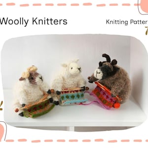 Puede incluir: Tres figuras de ovejas lanudas tejiendo patrones coloridos. Las ovejas son blancas, marrones y beige, cada una sosteniendo agujas de tejer y trabajando en un pequeño proyecto. La imagen incluye el texto "Woolly Knitters" y "Knitting Pattern".