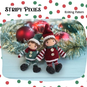 Könnte beinhalten: Zwei gestrickte Elfenpuppen, eine in Grün und die andere in Rot, mit gestreiften Armen und Beinen und Knöpfen. Die Puppen tragen Hüte und Schals. Das Bild hat den Text "Stripy Pixies Knitting Pattern" oben.