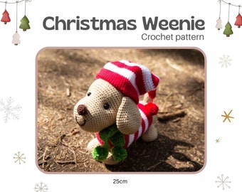 Könnte beinhalten: Häkelanleitung für einen Weihnachts-Weenie, einen süßen Hund mit einer rot-weiß gestreiften Mütze und einem grünen Zweig in der Hand. Der Hund ist 25 cm groß.