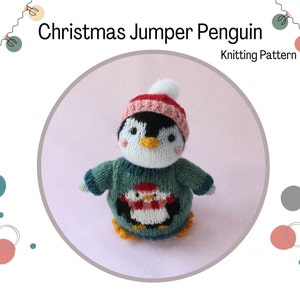 Può includere: Schema di lavoro a maglia per un pinguino che indossa un maglione natalizio. Il pinguino indossa un cappello rosso e bianco con un pon pon bianco. Il maglione è verde con un design di pinguino rosso e bianco. Lo schema si chiama "Christmas Jumper Penguin".