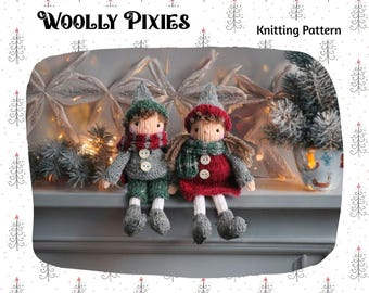 Puede incluir: Dos muñecos de duendes tejidos, uno en verde y gris, el otro en rojo y verde, sentados uno al lado del otro. Llevan sombreros y bufandas, con el texto "WOOLLY PIXIES" encima. La imagen también incluye el texto "Knitting Pattern".