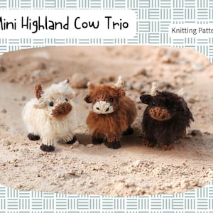 以下が含まれることがあります： Mini Highland Cow Trioと題された編み物パターン。クリーム色、茶色、ダークブラウンの3体の小さな手編みのハイランド牛のフィギュアが並んでおり、それぞれ小さな角、暗い色の目、毛羽立った質感の毛糸で作られた体をしている。