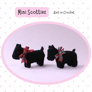 Può includere: Due cani scozzesi in miniatura di lana nera con fiocchi di tartan rosso e verde. I cani sono in piedi su una superficie bianca. Il testo "Mini Scotties Knit or Crochet" è sopra i cani.