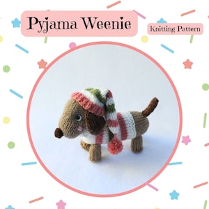 Könnte beinhalten: Strickanleitung für einen kleinen, braunen und weißen Dackel, der eine gestreifte Mütze und einen Schal trägt. Das Muster heißt "Pyjama Weenie".