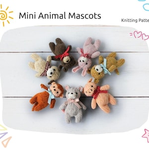 Może przedstawiać: Kolekcja ręcznie robionych, dzierganych mini maskotek zwierzęcych w różnych kolorach, w tym brązowym, beżowym, różowym i pomarańczowym. Każda maskotka ma unikalną kokardę lub wstążkę. Obraz zawiera tekst "Mini Animal Mascots" i "Knitting Pattern".