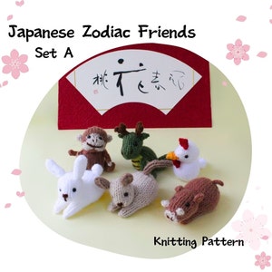 Può includere: Schema di uncinetto per un set di giocattoli amigurumi di animali dello zodiaco giapponese. Il set include una scimmia, un cervo, un coniglio, un cane, un gallo e un cinghiale. Lo schema è intitolato "Japanese Zodiac Friends Set A".
