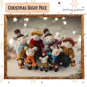 Könnte beinhalten: Strickmuster für eine Gruppe von Weihnachtsmäusen. Die Mäuse sind in festlicher Kleidung, einschließlich Hüten, Schals und Pullovern, gekleidet. Das Muster trägt den Titel "Christmas Night Mice".