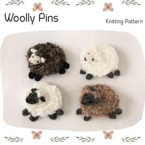 Puede incluir: Cuatro broches de oveja hechos a mano en tonos marrones y blancos, cada uno con patas negras. Los broches son esponjosos y texturizados, con el texto "Woolly Pins" y "Knitting Pattern" en la imagen.