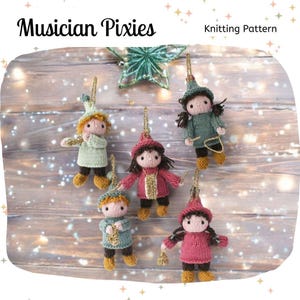 Könnte beinhalten: Fünf handgestrickte Wichtel-Ornamente in verschiedenen Farben, darunter Grün, Rosa und Blau, mit goldenen Akzenten. Jeder Wichtel hat ein anderes Musikinstrument. Der Text "Musician Pixies Knitting Pattern" steht oben.