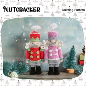 Puede incluir: Dos adornos de cascanueces tejidos, uno rojo y otro rosa, con pelo y bigote blancos. El cascanueces rojo lleva un sombrero rojo con ribete verde, mientras que el rosa tiene un sombrero rosa con ribete gris. El texto "NUTCRACKER Knitting Pattern" está en la parte superior.