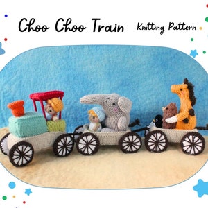 Könnte beinhalten: Ein gestrickter Spielzeugzug mit einer blauen und grünen Lokomotive, einem roten Schlusslicht und drei Wagen. Der Zug befördert einen gestrickten Elefanten, eine Giraffe, einen Pinguin und einen Bären. Der Zug befindet sich auf einem blauen Hintergrund mit weißen Sternen.