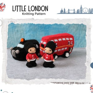 Puede incluir: Conjunto de juguetes de punto con temática de Londres, que incluye un autobús de dos pisos rojo, un taxi negro y dos soldados de juguete con chaquetas rojas y sombreros negros. Se muestra el texto "LITTLE LONDON Knitting Pattern".