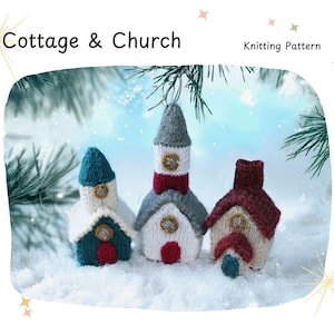 Könnte beinhalten: Strickmuster für ein Häuschen und eine Kirche. Das Muster zeigt drei gestrickte Gebäude: ein blaues und weißes Häuschen, eine rote und weiße Kirche und ein rotes und weißes Häuschen. Die Gebäude stehen auf einer schneebedeckten Fläche mit Kiefernästen im Hintergrund.