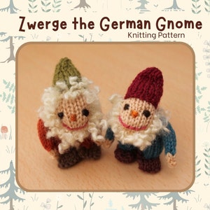 Puede incluir: Dos muñecos enanos de punto, uno con un gorro verde y el otro con un gorro burdeos. Ambos gnomos tienen barbas de lana blanca y sonríen. Los gnomos están sentados sobre una superficie de madera. La imagen se titula "Zwerge the German Gnome Knitting Pattern".