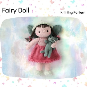 Op de afbeelding: Een handgemaakte gebreide feeënpop met een klein gebreid katje. De pop heeft een roze jurk, groene vleugels en een bijpassende hoed. De tekst "Fairy Doll" en "Knitting Pattern" staat bovenaan de afbeelding. Achtergrond is aquarel.