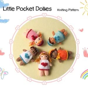 Puede incluir: Patrón de tejido para cinco pequeñas muñecas de bolsillo. Las muñecas llevan atuendos de diferentes colores y están dispuestas en círculo sobre un fondo amarillo. El título "Little Pocket Dollies" está en la parte superior de la imagen.