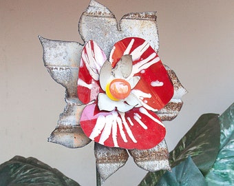 Metal Flower Sculpture. Use as Yard Art Garden Stake or Indoor/Outdoor Wall Hanging. Rustic Country Farmhouse style. Unique gift. 18-219