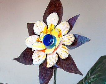 Rusty Metal Flower. Use as yard art lawn garden stake or wall hanging. Great gift for him or her. Folk Cottage Farmhouse decor. 18-215