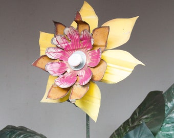 Metal Flower. Use as Indoor Outdoor Wall Hanging or Yard Art Garden Stake. Country Cottage Farmhouse decor. Great gift idea. 18-242