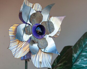 Galvanized Metal Flower. Use as Yard Art Garden Stake or Wall Hanging. Eco-friendly gift. Perfect for Farmhouse Cottage Rustic decor. 18-214