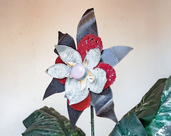 Rusty Metal Flower. Use as a Wall Hanging or Yard Art Garden Stake. Unique gift. Perfect for Farmhouse Primitive Rustic Shabby decor. 18-192