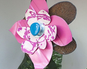 Metal Flower. Use as Wall Hanging or Yard Art Garden Stake. Unique birthday or holiday gift idea. Country Cottage Farmhouse decor. 16-229