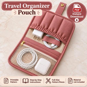 Puede incluir: Un estuche organizador de viaje color rosa empolvado con una solapa superior con cierre de botón a presión dorado, un bolsillo elástico interior, un compartimento de malla con cremallera y una correa. Contiene un adaptador, dos cables y un estuche blancos.