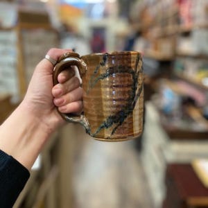 Tazza in ceramica color ruggine - Grande con poggiapollice