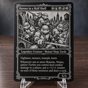 Könnte beinhalten: Eine schwarz-weiße Sammelspielkarte mit dem Titel Heroes in a Half Shell, die vier anthropomorphe Schildkröten mit Waffen in einer Stadt zeigt. Der Kartentext enthält Legendary Creature - Mutant Ninja Turtle, Fähigkeiten und einen 5/5 Wert.