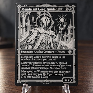 Op de afbeelding: Een zwart-witte rechthoekige spelkaart getiteld Mendicant Core, Guidelight. De illustratie toont een robotfiguur met een halo, gekleed in een gedrapeerde doek, die een gloeiende bol vasthoudt. De kaarttekst beschrijft de vaardigheden als een legendarisch artefactwezen.