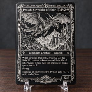 Puede incluir: Una carta coleccionable rectangular en blanco y negro con la ilustración de un dragón volando sobre un castillo de montaña. El texto dice Prossh, Skyraider of Kher, Legendary Creature - Dragon, e incluye reglas y la palabra PROXY abajo.
