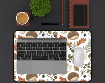Tapete de mesa com ouriço-cacheiro da floresta, folhas de outono e cogumelos.