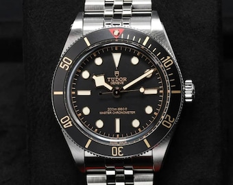 Tudor Black Bay 58, 39 mm Stahlgehäuse | schwarz-vergoldetes Zifferblatt und fünfgliedriges Stahlarmband.