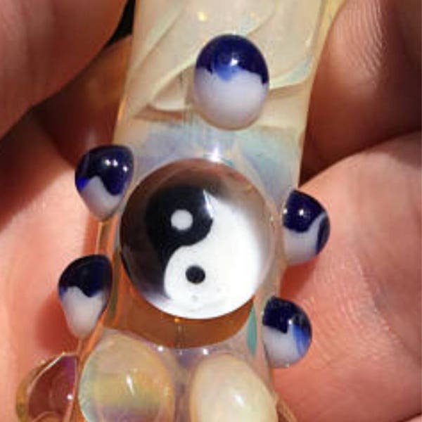 Le chillum de la pipe en verre YIN YANG a fait exploser la vapeur. Millie Yin Yang aux reflets bleus. Changement de couleur. Embout buccal plat.