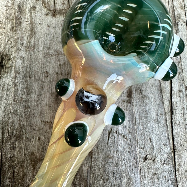 EAGLE Pipes en verre Eagle millie avec des reflets vert foncé et blancs. Argent fumé et changement de couleur de l'or. Superbe pièce