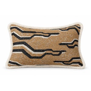 Peut inclure: Un coussin rectangulaire présentant une base texturée de couleur beige avec des rayures horizontales irrégulières noires et blanches. Le coussin est bordé d'une épaisse garniture en sherpa crème, créant une bordure distincte sur les quatre côtés.