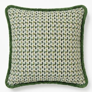 Peut inclure: Un coussin carré orné d'un motif géométrique composé de blocs en forme de L entrelacés dans des tons de vert forêt, sauge, bleu clair et crème. Le coussin est bordé d'une frange épaisse et texturée de couleur vert foncé sur ses quatre côtés.