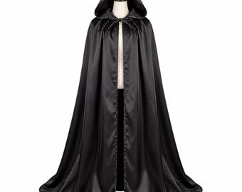 Schwarzer Kapuzenumhang, langer Satincape mit spitzer Kapuze, mittelalterliches Fantasy-Kostüm, eindrucksvolle Robe für Cosplay und Kostümveranstaltungen