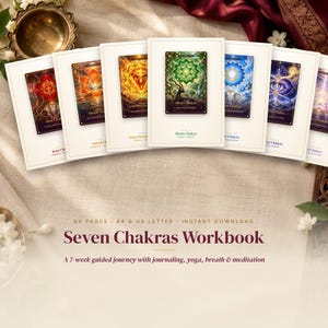 Op de afbeelding: Een Seven Chakras werkboek met zeven individuele kaarten met kleurrijke chakra-illustraties, waaronder Wortel, Sacraal, Zonnevlecht, Hart, Keel, Derde Oog en Kruin. De tekst luidt 64 Pages, A4 & US Letter, Instant Download.
