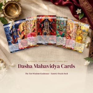 Pode incluir: Um conjunto de cartas de oráculo Dasha Mahavidya com dez ilustrações de deusas e texto impresso. As cartas exibem representações vibrantes de divindades, incluindo Kali, Tara e Bhuvaneshwari, com títulos e mensagens em cada carta. O baralho intitula-se Dasha Mahavidya Cards, The Ten Wisdom Goddesses, Tantric Oracle Deck.