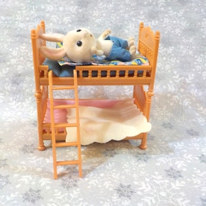 Sylvanian Families Calico Critters Twin/Bunkbeds W/Rabbit Critter - Pre-Played With
