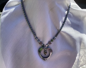 Collar vintage de cuentas de hematita con un corazón abierto