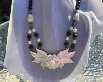 Flor vintage de nácar con cuentas negras
