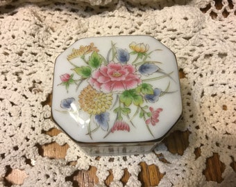 Vintage Laurel Octagonal Floral DesignTrinket Box