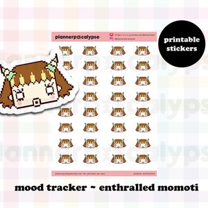 Puede incluir: Pegatinas imprimibles con una ilustración pixelada de una niña con cabello castaño y cuernos verdes. La niña tiene una expresión de sorpresa y lleva una camisa blanca. Las pegatinas están etiquetadas como "mood tracker - enthralled momotie".